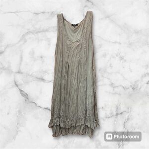 This is a beautiful Yest midi dress in a size 6/8.